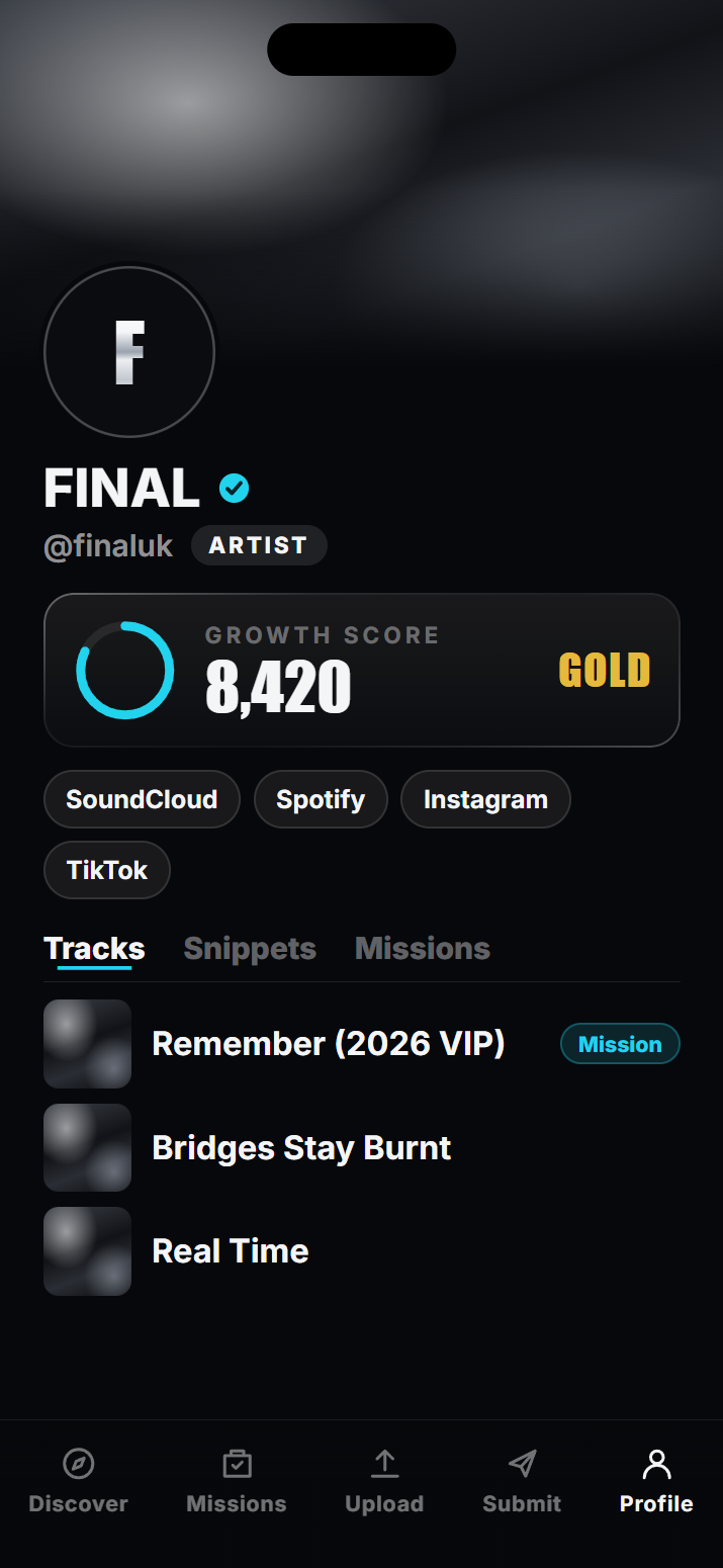 An artist profile on FRACTA: artwork banner, Growth Score and rank, link buttons, and tabs for tracks, snippets and Missions